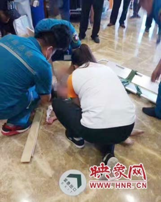 Trung t&acirc;m thương mại lắp đặt tr&ograve; chơi cẩu thả, c&ocirc; b&eacute; 5 tuổi ng&atilde; trọng thương, phải chăm s&oacute;c đặc biệt - Ảnh 2.
