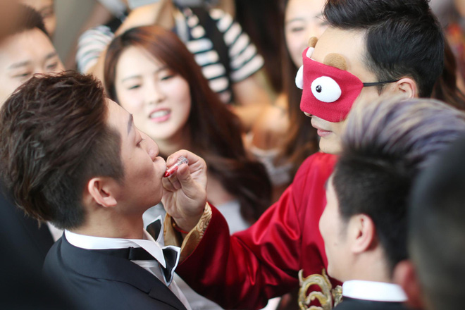Trong ngày cưới của VĐV nhảy cầu xinh đẹp Trung Quốc, chú rể bị bắt bịt mắt tô son - Ảnh 1.