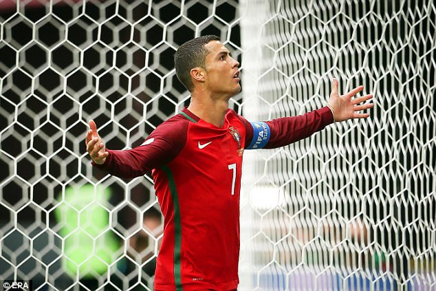 Ronaldo tập thiền giữa scandal cáo buộc trốn thuế - Ảnh 2.