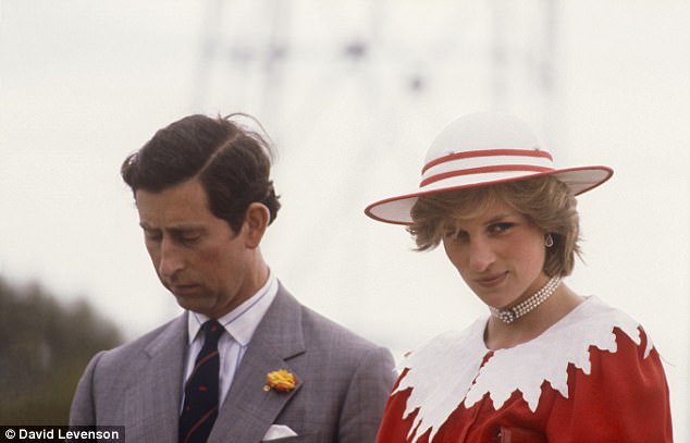 Công nương Diana từng ghen tị với Nữ hoàng, đập phá đồ đạc, chửi rủa 6 giờ liên tục vì bị chồng ngó lơ - Ảnh 1.