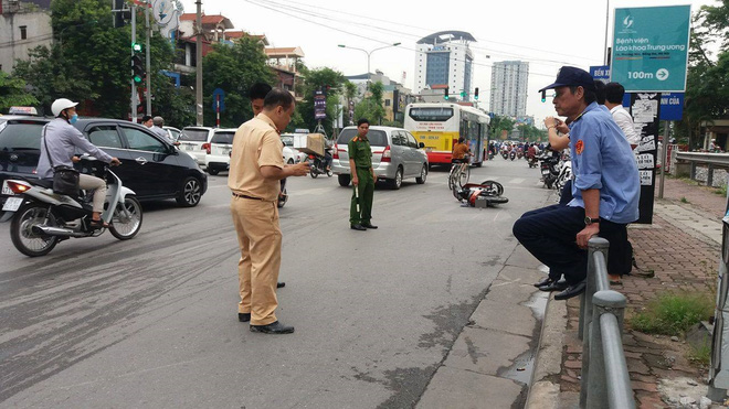 Hà Nội: Va chạm với ô tô, hai thanh niên đi xe máy văng xuống đường nguy kịch - Ảnh 1.