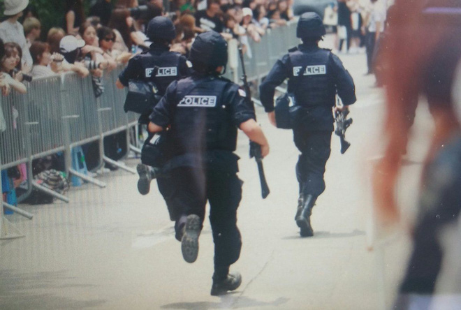 A Pink bị dọa đánh bom: Cảnh sát sơ tán 150 fan, thắt chặt an ninh để bảo vệ loạt nhóm nhạc Kpop - Ảnh 1.