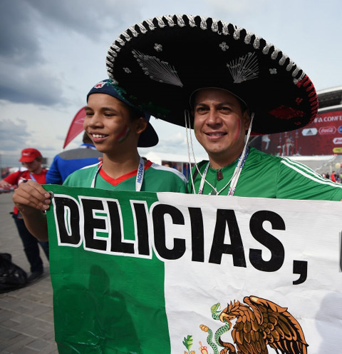 Nói dối vợ đi mua thuốc lá, CĐV Mexico trốn sang... Nga xem Confederations Cup - Ảnh 1.