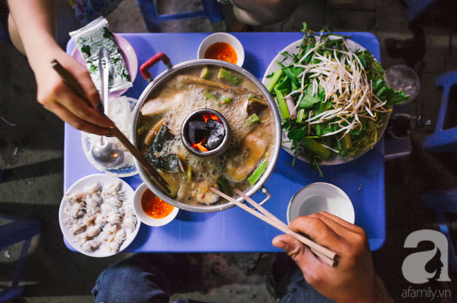  Ngày mưa Sài Gòn, thôi miên vị giác trong nồi lẩu mắm, nghe Út Nhàn rổn rảng kể chuyện 22 năm giữ chất miền Tây - Ảnh 1.