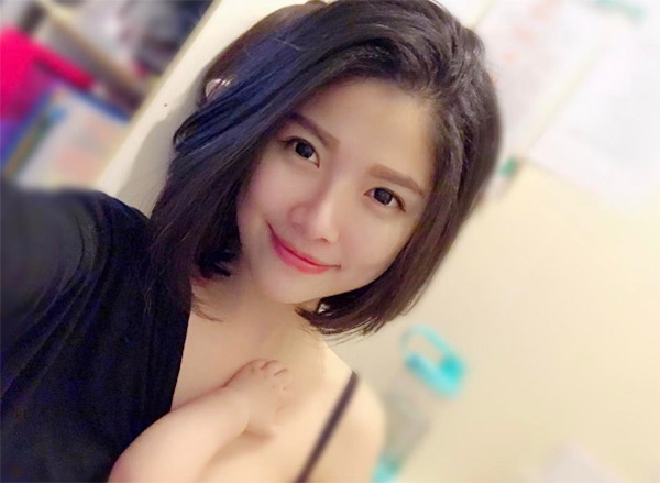  Vừa cho con bú vừa selfie khoe thanh xuân phơi phới, mẹ sữa bất ngờ nổi tiếng thế giới - Ảnh 2.