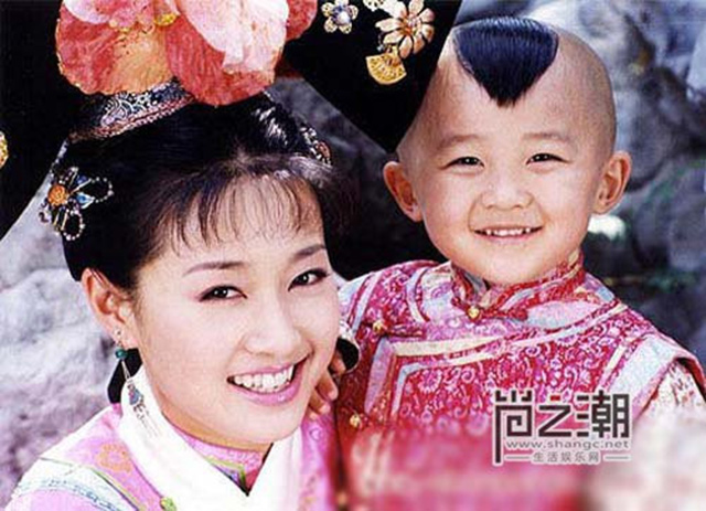 Bệnh tật hành hạ, con trai Hạ Tử Vy ngày nào đã 20 tuổi nhưng vóc dáng như trẻ lên 10  - Ảnh 1.