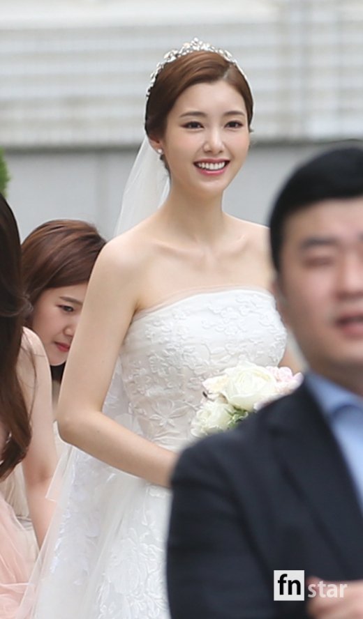 Đám cưới Eric Mun và Na Hye Mi trở thành tâm điểm vì đẹp như phim, hội tụ dàn phù rể khủng - Ảnh 2.