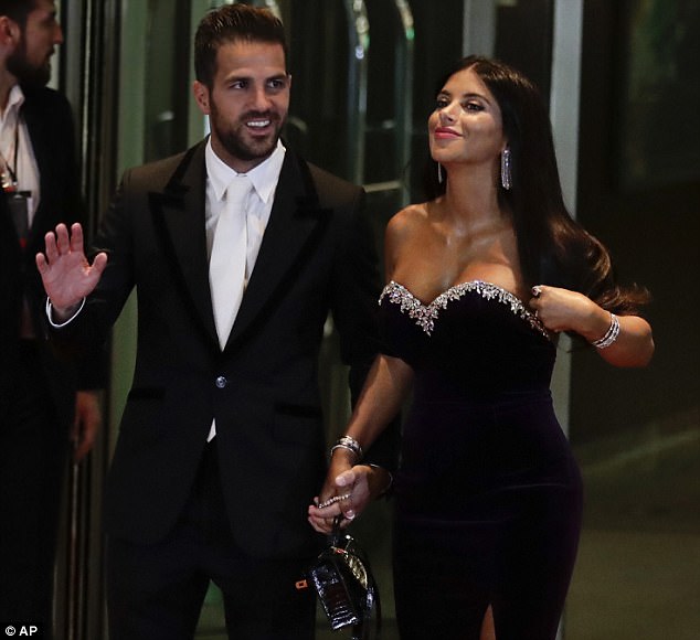 Bồ Fabregas mặc váy khoe ngực đầy trong đám cưới Messi - Ảnh 1.
