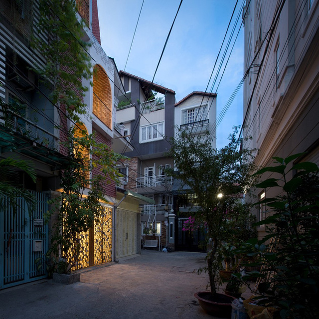 Mặt tiền chật hẹp lại nằm giữa phố đông đúc, ngôi nhà trong ngõ nhỏ Sài Gòn vẫn làm được cả một khu vườn bên trong - Ảnh 1.