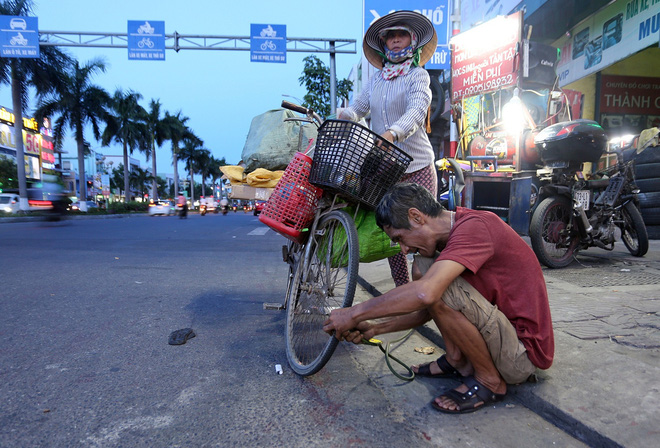 Chuyện ông chú Đà Nẵng gần 13 năm vá xe miễn phí cho học sinh và người khuyết tật - Ảnh 2.