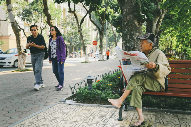 Khoảnh khắc đối lập trên chuyến bus: Một thanh thản bên tờ báo giấy, một chúi đầu vào smartphone - Ảnh 2.