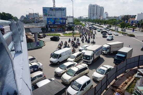 Thông xe cầu vượt, giao thông cửa ngõ Tân Sơn Nhất vẫn rối loạn - Ảnh 1.