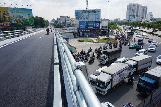 Thông xe cầu vượt, giao thông cửa ngõ Tân Sơn Nhất vẫn rối loạn - Ảnh 2.