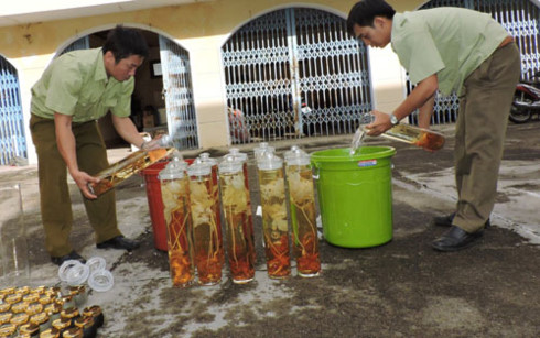 Chờ kiểm định thực phẩm bẩn, rau tắm thuốc trừ sâu, mực hóa chất đã vào bụng người dân! - Ảnh 8.