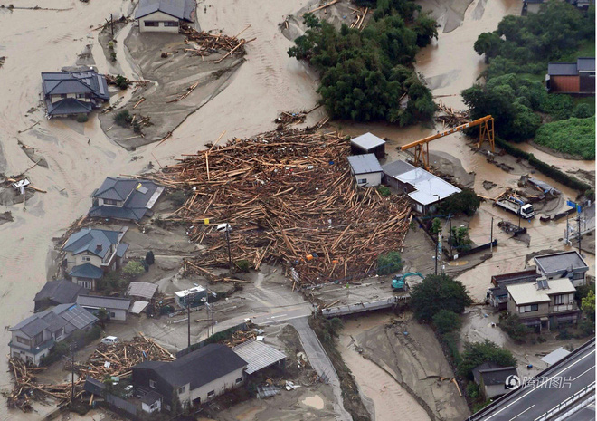 Mưa bão kinh hoàng, người Nhật khóc ròng vì nhà cửa, ruộng vườn bị lũ cuốn trôi - Ảnh 1.