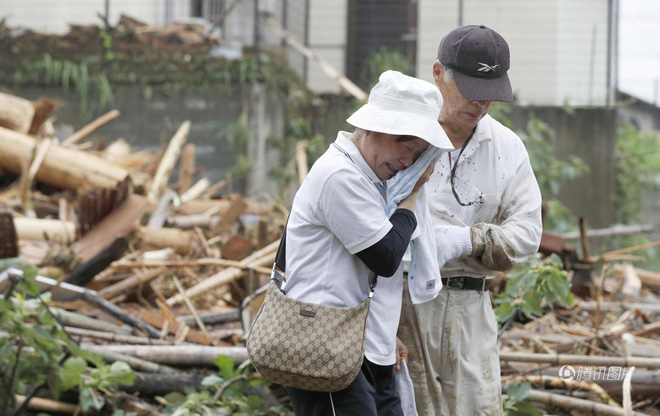 Mưa bão kinh hoàng, người Nhật khóc ròng vì nhà cửa, ruộng vườn bị lũ cuốn trôi - Ảnh 2.