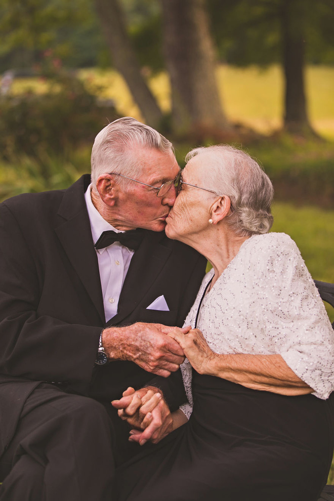 Mối tình già son sắt của cặp vợ chồng trong bộ ảnh kỉ niệm 65 năm ngày cười khiến ai cũng thầm ao ước - Ảnh 2.