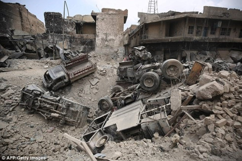 Kinh hãi: Nữ chiến binh IS ôm con nổ bom tự sát để giết lính Iraq - Ảnh 1.