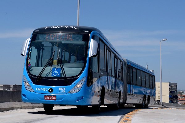 Brazil: Đang chở khách, chiếc xe buýt hai khoang bất ngờ đứt làm đôi - Ảnh 2.