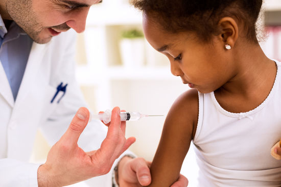 Pháp bắt buộc tiêm vắc-xin phòng 11 bệnh cho trẻ em - Ảnh 1.