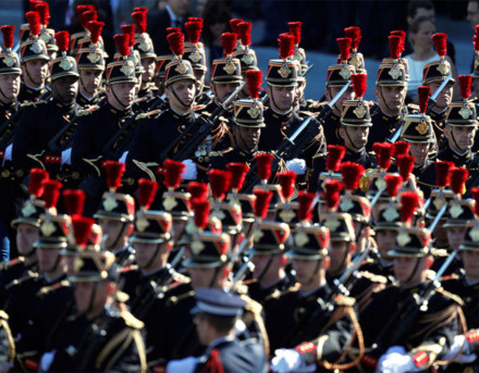 Gần 4.000 binh sĩ rầm rộ diễu binh mừng kỷ niệm 228 năm Quốc khánh Pháp - Ảnh 1.