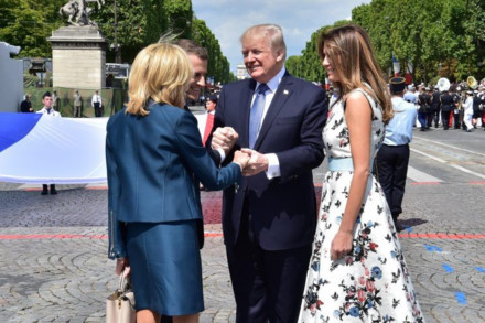 Cái bắt tay “bất thường” giữa ông Donald Trump và Emmanuel Macron - Ảnh 1.