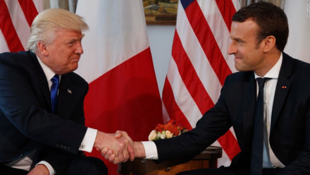 Cái bắt tay “bất thường” giữa ông Donald Trump và Emmanuel Macron - Ảnh 2.