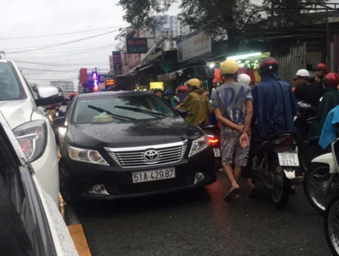 Công an thông tin chính thức vụ người phụ nữ xô đẩy, chửi bới CSGT ở Sài Gòn - Ảnh 1.