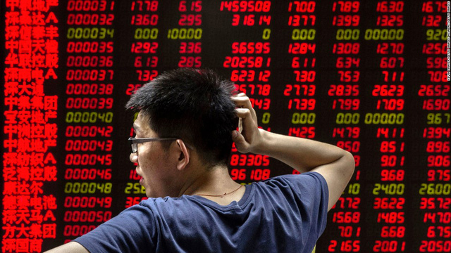 Thị trường chứng khoán Trung Quốc vừa trải qua “thứ 2 đen tối” với 500 cổ phiếu mất 10% giá trị  - Ảnh 1.