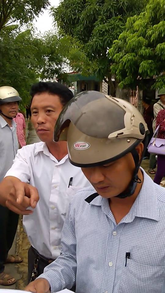 Giám đốc HTX mang hung khí đi đòi nợ tiền điện - Ảnh 1.