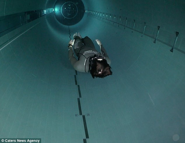 Video anh chàng hít một hơi lặn xuống bể bơi sâu nhất thế giới: Xem thôi mà cũng thấy ngộp thở - Ảnh 2.