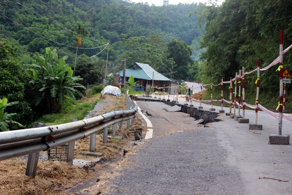 Quốc lộ nghìn tỷ nứt toác kéo dài: Loay hoay tìm giải pháp - Ảnh 2.