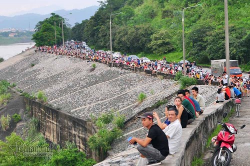 Người dân bất chấp nguy hiểm đi xem xả lũ: Cấm gì làm nấy - Ảnh 1.