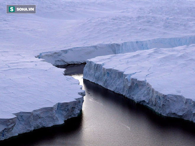 Thảm họa nối tiếp nhau: Phát hiện vết nứt mới tại vùng tảng băng 1.000 tỷ tấn vừa vỡ ra - Ảnh 1.
