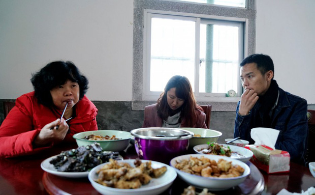 Ứng dụng cho thuê người yêu nở rộ ở Trung Quốc: Áp lực gia đình đè nặng lên vai gái ế - Ảnh 2.