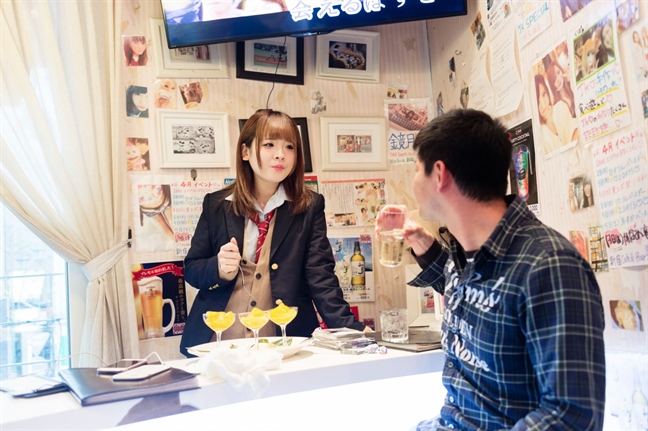 Những chiếc váy nữ sinh nhức nhối trong các quán cà phê mại dâm tại Nhật - Ảnh 1.