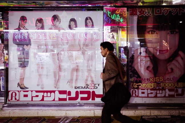 Những chiếc váy nữ sinh nhức nhối trong các quán cà phê mại dâm tại Nhật - Ảnh 2.