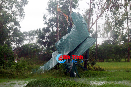 Lốc xoáy hất mái tôn bay xa hàng chục mét ở Hà Tĩnh, 1 người bị ngói rơi trúng đầu - Ảnh 12.