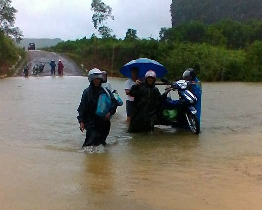 Lốc xoáy hất mái tôn bay xa hàng chục mét ở Hà Tĩnh, 1 người bị ngói rơi trúng đầu - Ảnh 10.