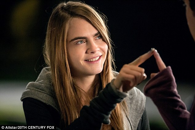 Cara Delevingne: Từ nữ hoàng thời trang tới nàng thơ của màn ảnh Hollywood - Ảnh 3.