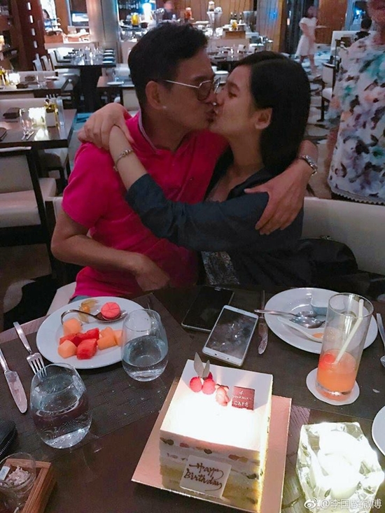 Nam diễn viên TVB bị chỉ trích vì ảnh hôn môi con gái ruột - Ảnh 2.