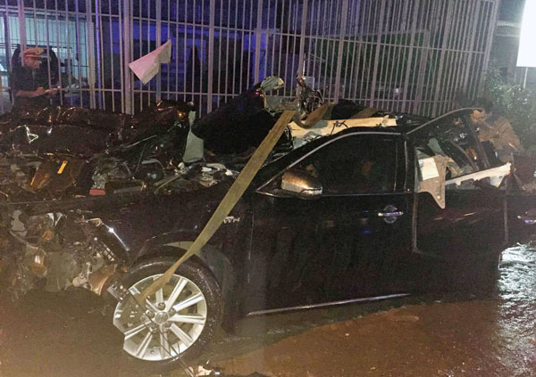 Hiện trường vụ tai nạn khiến 2 công an tử vong, ôtô Camry biển xanh bị tông nát bét - Ảnh 5.