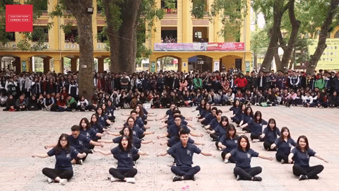Màn nhảy dân vũ đẹp mắt hút tới 3 triệu view của HS Phan Đình Phùng (Hà Nội) - Ảnh 1.