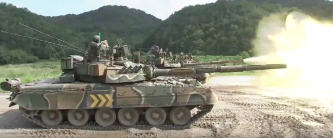 Tăng T-80U Nga lặn ngầm, nhả đạn tại Hàn Quốc - Ảnh 1.