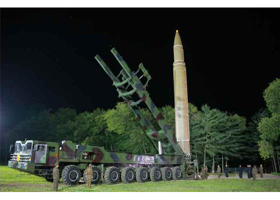 Khoảnh khắc tên lửa liên lục địa Triều Tiên rời bệ phóng - Ảnh 1.