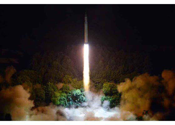 Khoảnh khắc tên lửa liên lục địa Triều Tiên rời bệ phóng - Ảnh 2.