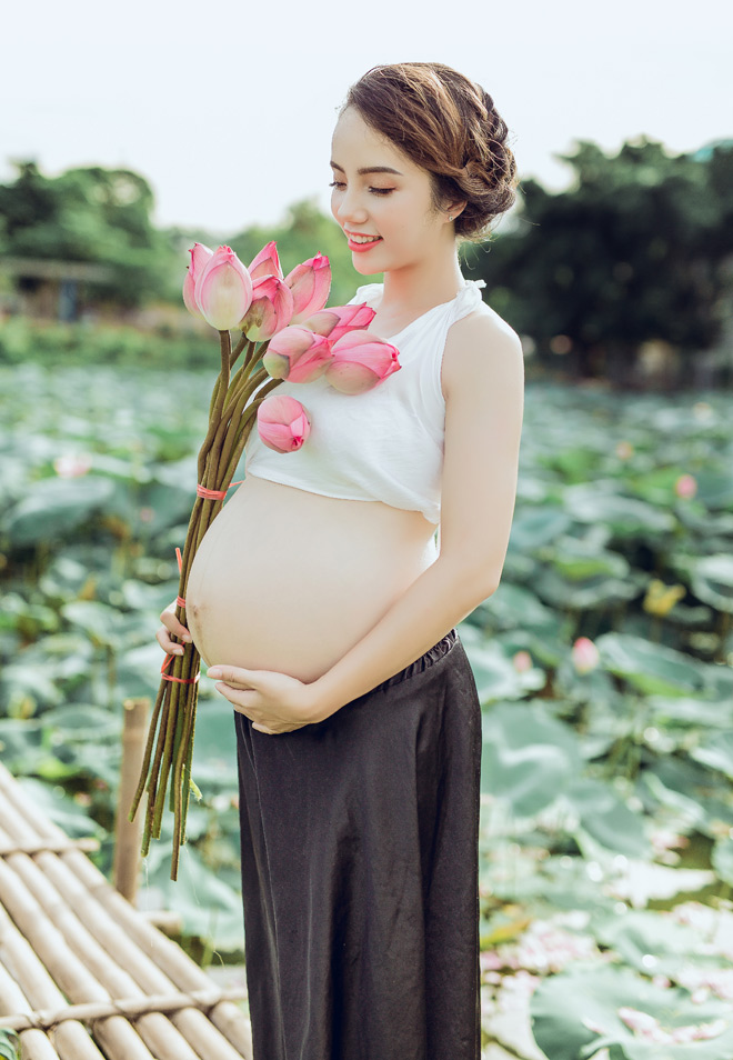 Vác bụng bầu 8 tháng đi chụp ảnh với hoa sen, cô giáo trẻ được khen tấm tắc vì quá xinh - Ảnh 2.