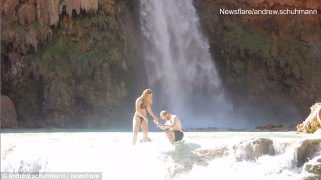  Cầu hôn bạn gái bên thác nước cho hoành tráng, chàng trai không ngờ rơi vào tình huống dở khóc dở cười - Ảnh 3.