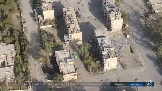 IS tung 7 xe bom tự sát đánh chặn người Kurd tại tử địa Raqqa - Ảnh 1.