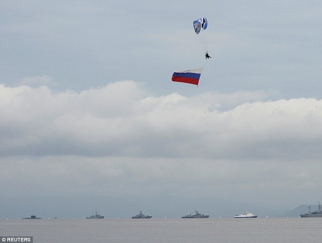 Chiến hạm Nga phô diễn sức mạnh trong Ngày hải quân - Ảnh 6.